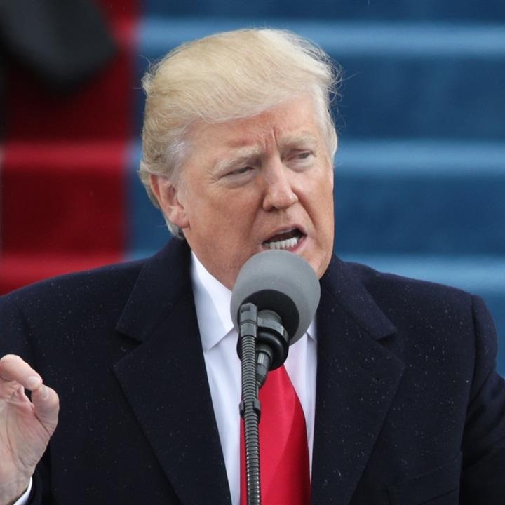 cpm_life's tweet photo. #BREAKING  NEWS:🇺🇸🌈 
Donald Trump verbietet LGBTQ-Pride-Flaggen an Regierungsgebäuden und erlaubt nur das Hissen der US-Flagge. Was sagt ihr dazu? #Trump #LGBTQRechte #BreakingNews #Politics 
Was denkt ihr über diese Entscheidung von Präsident Trump? Ist es ein Schritt zurück für die Rechte der LGBTQ-Community, oder sollte die US-Flagge als Symbol der nationalen Einheit über allem stehen?