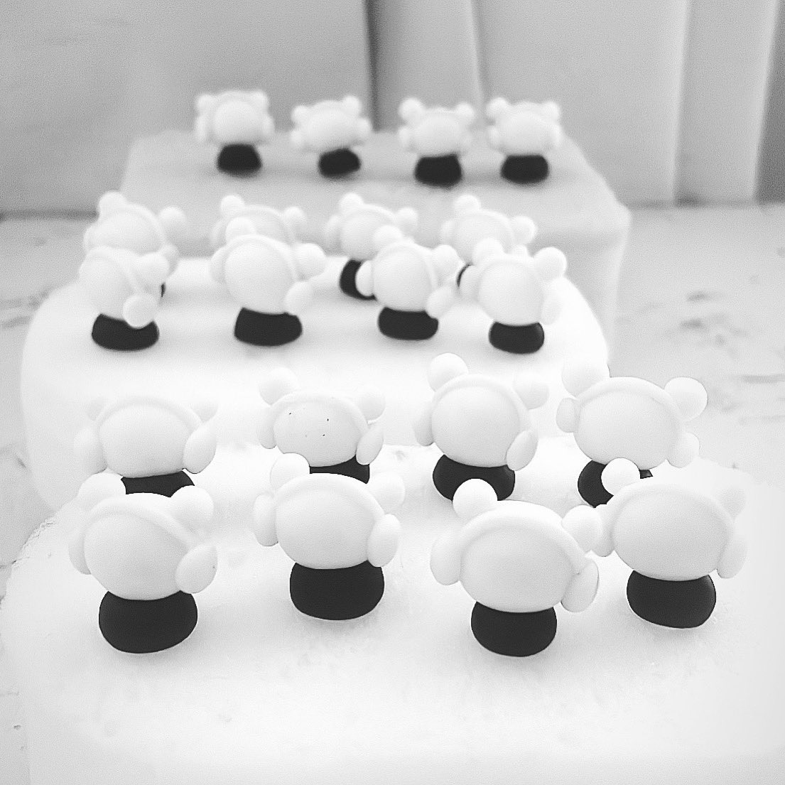 夏のデザフェスvol61に向けて
人気のカプセルキーホルダー量産中！
みんなの好きな色は何色ですか？ʕ×ᴥ×ʔ
🩷❤️🧡💛💚🩵💙💜🖤🩶🤍🤎で教えてね！

#ばたんきゅま
#デザインフェスタ61
#デザフェス61