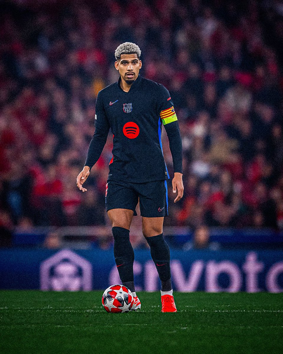 RonaldAraujo_4's tweet photo. Tremenda victoria! coraje, garra y valentía. Creímos en nosotros y sacamos los 3 puntos que nos dan la clasificación en @ChampionsLeague 💪🏾🦍💙❤️ https://t.co/tOysreP1m0