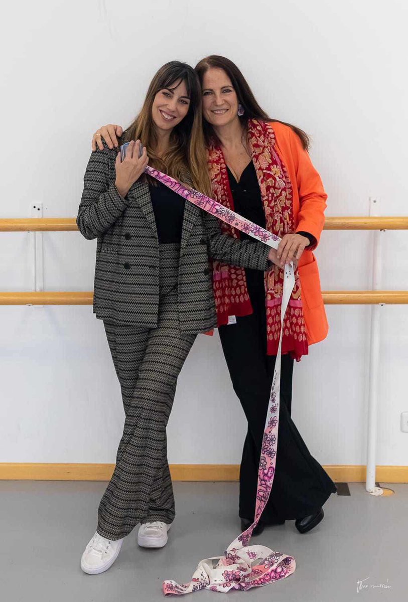 mateo_marisa's tweet photo. Gracias @almudenacid por formar parte de la Semana Cultural del @CPDCarmenAmaya
Tus palabras encontraron atajos directos al corazón de los asistentes y emocionaron… eres luz (incluso en los momentos de oscuridad).
Te quiero y admiro, amiga, eres familia ❤️
📸 @Tino_moran https://t.co/mvEFOhMpuc