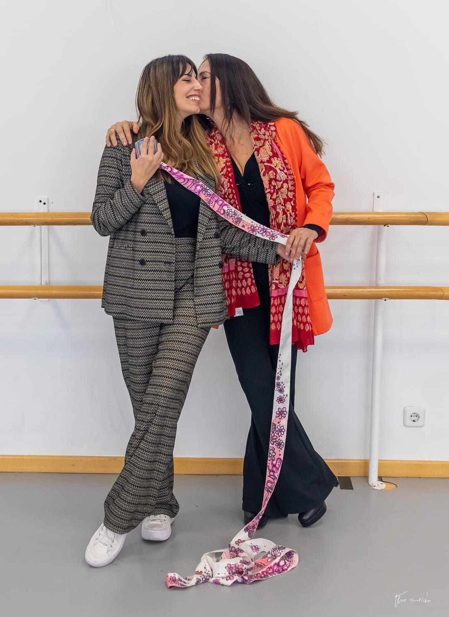 mateo_marisa's tweet photo. Gracias @almudenacid por formar parte de la Semana Cultural del @CPDCarmenAmaya
Tus palabras encontraron atajos directos al corazón de los asistentes y emocionaron… eres luz (incluso en los momentos de oscuridad).
Te quiero y admiro, amiga, eres familia ❤️
📸 @Tino_moran https://t.co/mvEFOhMpuc