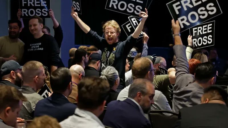 bitcoinpointfr's tweet photo. Comme il l’avait annoncé, Donald Trump a signé un ordre exécutif qui met fin à l’incarcération de Ross Ulbricht, le fondateur de Silk Road.

« Je viens d’appeler la mère de Ross William Ulbricht pour lui faire savoir qu’en son honneur et en celui du Mouvement libertarien, qui m’a soutenu avec tant de force, j’ai eu le plaisir de signer une grâce totale et inconditionnelle pour son fils, Ross. Les ordures qui ont travaillé à le condamner étaient parmi les mêmes fanatiques impliqués dans la politisation moderne du gouvernement contre moi. Il avait été condamné à deux peines de prison à vie, plus 40 ans. Ridicule ! » – Donald Trump

Le site Silk Road a fonctionné au moins entre janvier 2011 et octobre 2013, date de l’arrestation de Ross Ulbricht à San Francisco. Utilisant le réseau Tor, qui permet de communiquer anonymement, il permettait aux internautes d’acquérir des produits illicites contre des bitcoins.

Ce sont les messages laissé en 2011 sur le forum Bitcointalk qui avaient permis d’identifier et d’arrêter Ross Ulbricht. Le doute fut définitivement levé à l’arrestation d’Ulbricht qui avait commis une autre erreur : celle de conserver sur son ordinateur portable une copie de certaines de ses conversations de travail, jusqu’alors indétectables puisque cryptées avec Torchat.

Reconnu coupable de blanchiment, de trafic de stupéfiants, d’entreprise criminelle et de piratage informatique, Ross Ulbricht, créateur du site, avait été condamné le 29 mai 2015 par un tribunal de New York à deux peines de prison à vie, et trois peines de cinq, quinze et vingt ans.

Ce matin, le comité de soutien se bat depuis près de dix ans pour demander sa libération, a exprimé sa reconnaissance au président Trump :

« Donald Trump, les mots ne peuvent exprimer à quel point nous lui sommes reconnaissants. Le président Trump est un homme de parole et il vient de sauver la vie de Ross. ROSS EST UN HOMME LIBRE !!!!! »