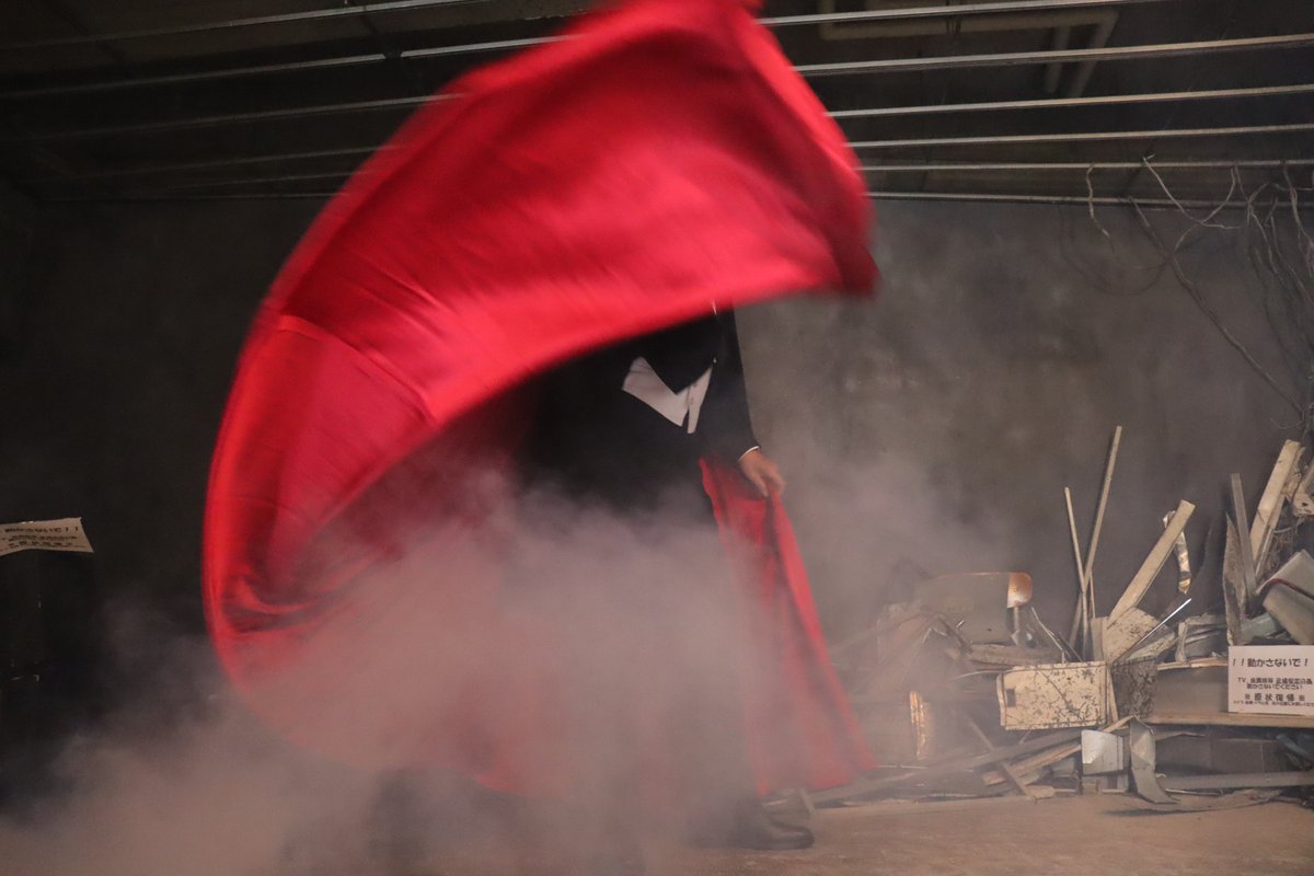 DRACURA_CAPE's tweet photo. 霧が立込める夜の中、黒赤マントを翻し、鋭い牙を出して美女に迫る。美女たちよ、我が美しきドラキュラの魅力に囚われる準備は整ったか？コウモリたちが舞い、血の香りが漂うこの瞬間、全てが我が手の中に。#dracula #cloak #cape #draculacape #Vampire https://t.co/44pWBXSdra
