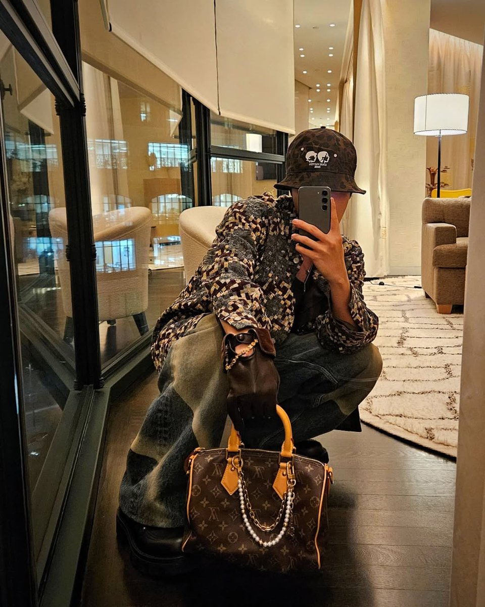 BTStranslation_'s tweet photo. BTS JHOPE/HOSEOK INSTAGRAM UPDATE 250122 PT.1

Hobi: You can feel it, right? https://t.co/cIzYeZsNHl