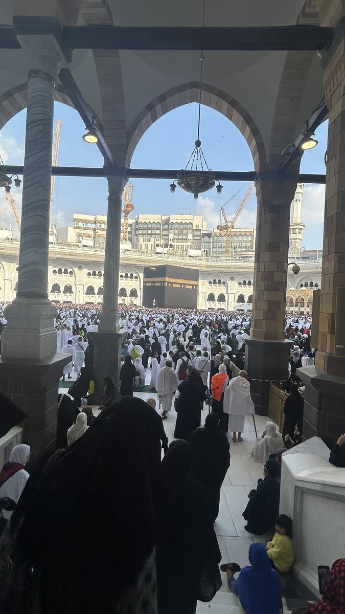 "يارب نرجو جبرك ونرتقبُ فرجك، لا نعوّل إلا عليك ولا نؤمّل إلا فيك، هبنا الرضا وألبِسنا السكينة، نعوذ بعزّتك من بليّةٍ تزلزل يقيننا بك أو حزنٍ يُثنينا عن جنابك، وأفرِغ اللهُمَّ على قلوبنا السلوى ما بقينا."..🍃

يارب لا تحرمنا 🤍