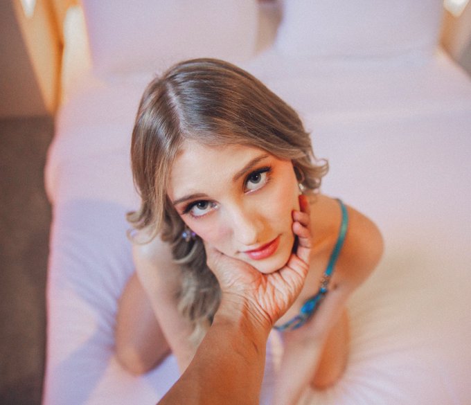 Watch Melody's leaked NSFW photo on TwXstars