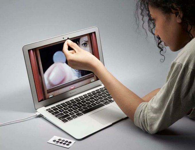 guardiacivil's tweet photo. ¿Sabes que #ciberdelincuentes o #extorsionadores con no muy buenas intenciones pueden activar la #webcam de tu 📱🖥💻 cuando no la uses sin que lo sepas?
Y sobre todo, ¡recuérdaselo! a tus hijos, si no la usan es mejor taparla. ¡Es fácil!
#SeguridadInternet https://t.co/6SHY0hEael