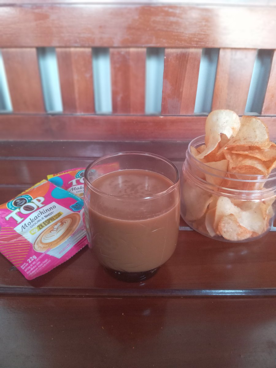 ankarasita's tweet photo. Manusia pengabdi deadline kek aku butuh booster biar tetep melek semaleman. Dan akhirnya nemu Top Coffee Mokachinno, rasanya oke bgt. Creamy, pait &amp; manis ngeblend. Kalo mau nyobain buruan cari di indomaret deh. #TOPCoffee #TOPMokachinno #EnaknyaDoublicious #KopinyaOrangIndonesia https://t.co/KgQFDmmgOc