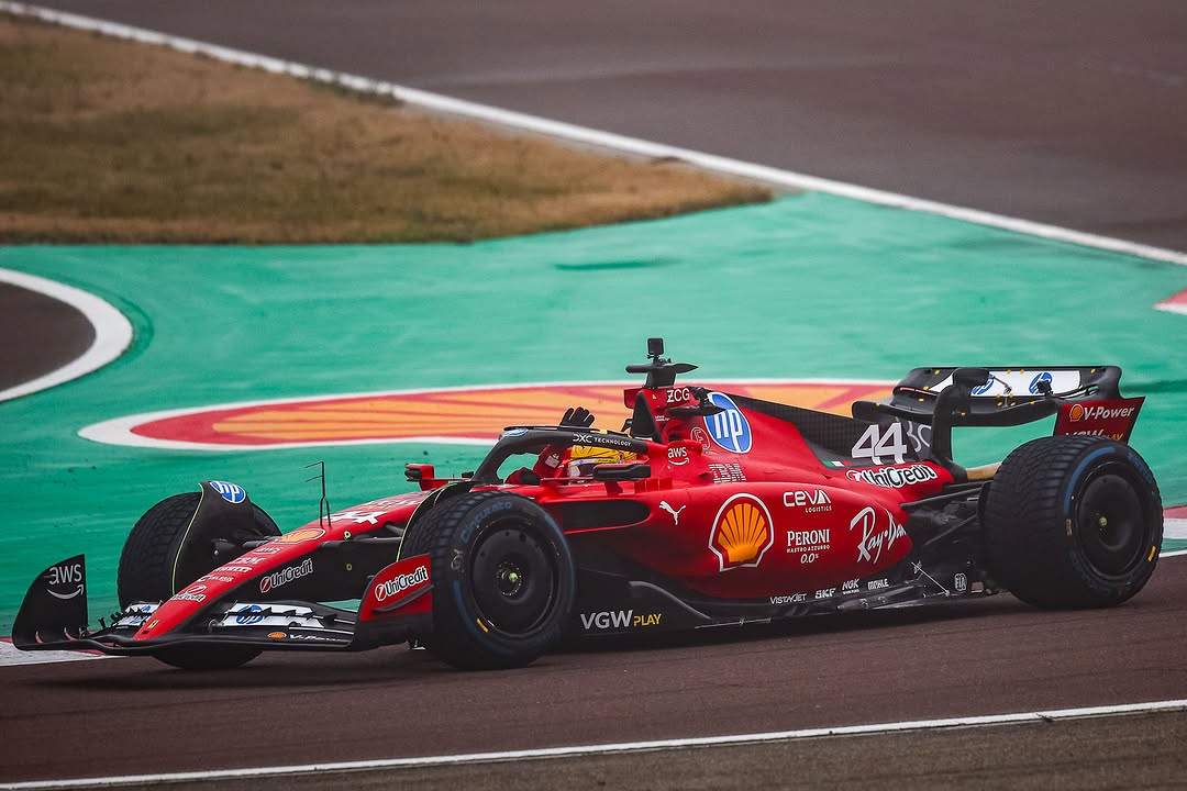 FerrariF1FRA's tweet photo. 🔴 Lewis Hamilton. 44. Ferrari. Un moment d'histoire s'écrit déjà à Fiorano.

(📸 @wearetherace) https://t.co/WDZodOWMpC