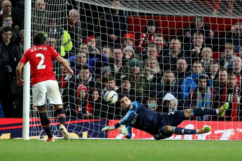 sunderlandafc11's tweet photo. On this day in 2014: over 9,000 #SAFC fans travelled to Old Trafford to see Vito Mannone deny Manchester United's Rafael from the spot to send Sunderland to the Capital One Cup final at Wembley Stadium against Man City https://t.co/zaGzB3PrWx