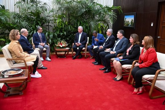 Díaz-Canel recibe a delegación de Turquía para impulsar proyectos de salud. 
#CubaCoopera