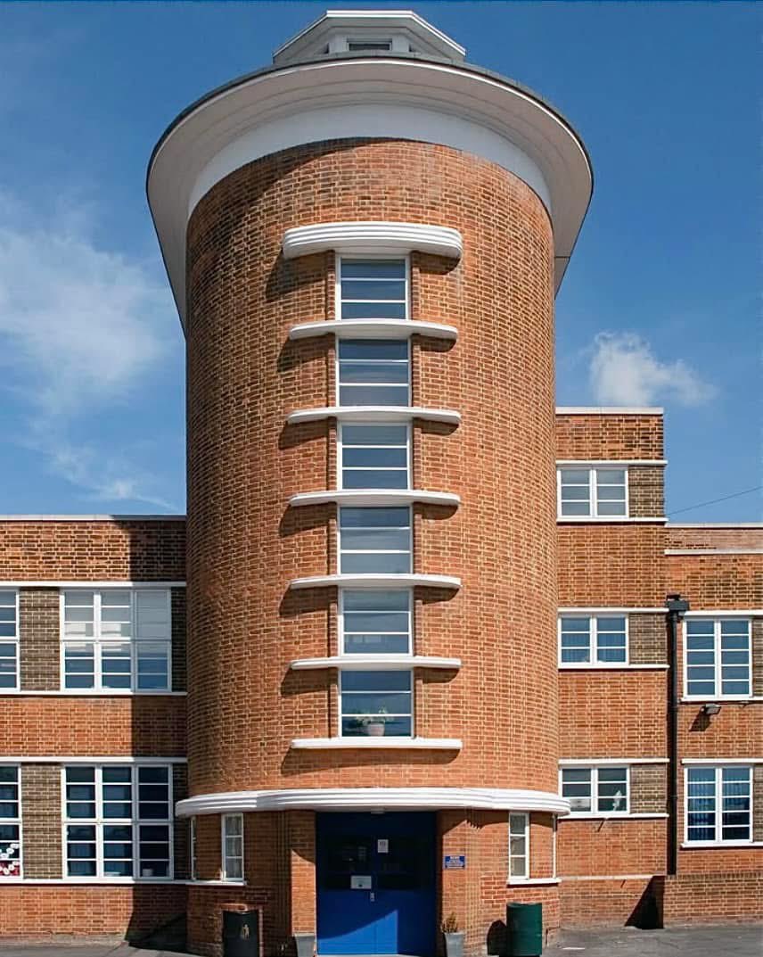 SonjaJo82306956's tweet photo. LADY BANKES SCHOOL, 1936, Dawlish Dr, Ruislip HA4 9SF, UK 🇬🇧 
Architects: W.T. Curtis and H.W. Burchett of Middlesex County Council 
(Photo courtesy: mod_in_metro IG) https://t.co/t4TtITi7tu