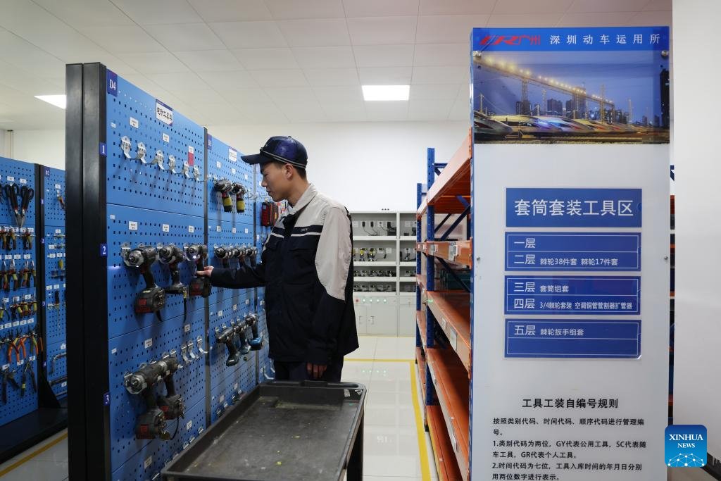 VoiceofPD's tweet photo. Intelligent car-bottom robots, self-service car washes, intelligent tool rooms, etc., are used for the maintenance of high-speed sleeper #trains in #Shenzhen, south China's Guangdong Province high-speed train depot during the #SpringFestival travel rush.
#IntelligentTechnology
More pics: https://t.co/fs5WldxpLs