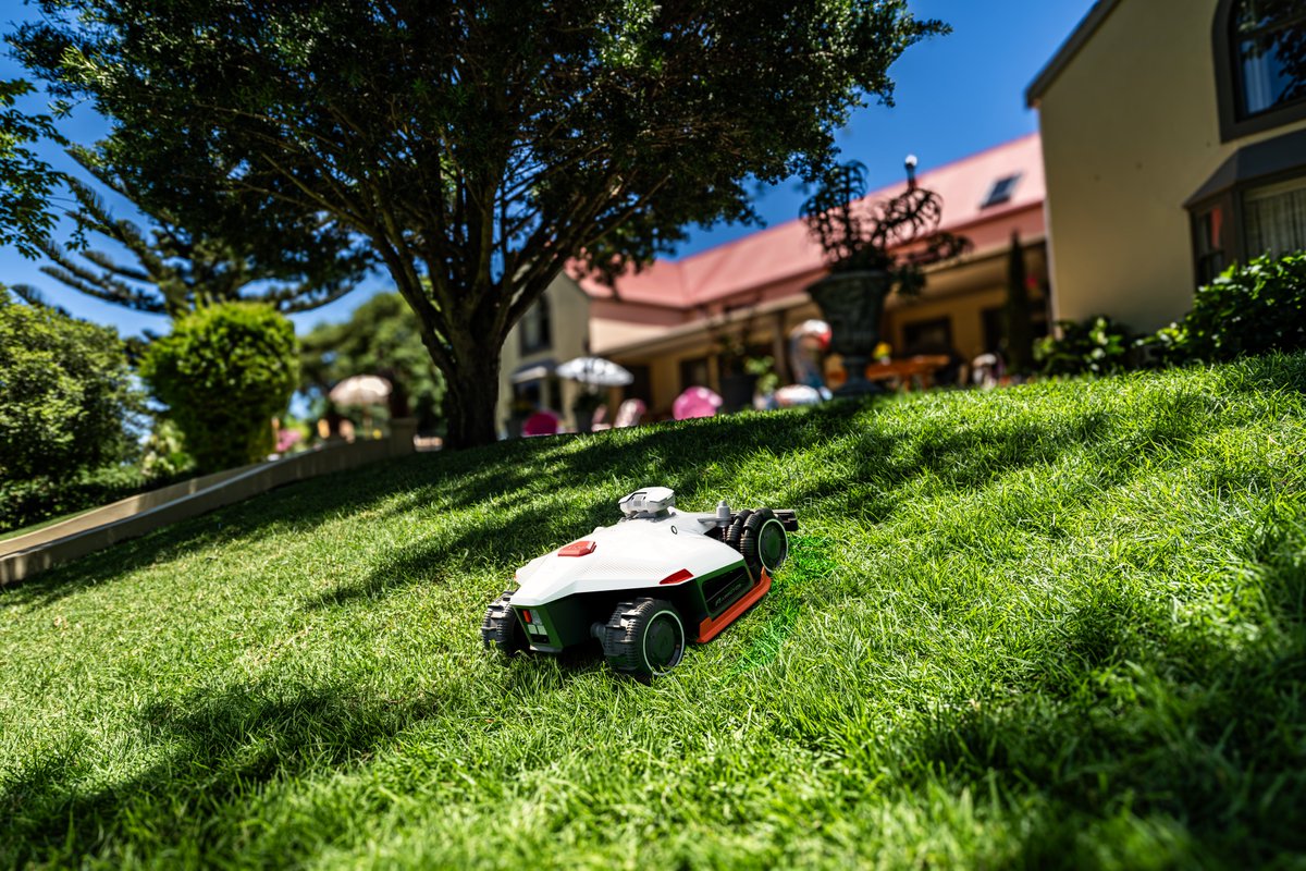 mammotiontech's tweet photo. 👑 Master Slopes, Rule Large Lawns 🌱

With unstoppable all-wheel drive, LUBA 2 AWD conquers steep slopes and challenging terrains with ease. 🏞️ From rocky paths to dense grass and tricky corners, it handles them all effortlessly. 

#Mammotion #MammotionLUBA2 #LUBA2 #LUBA2AWD https://t.co/xOu6U2QBfz