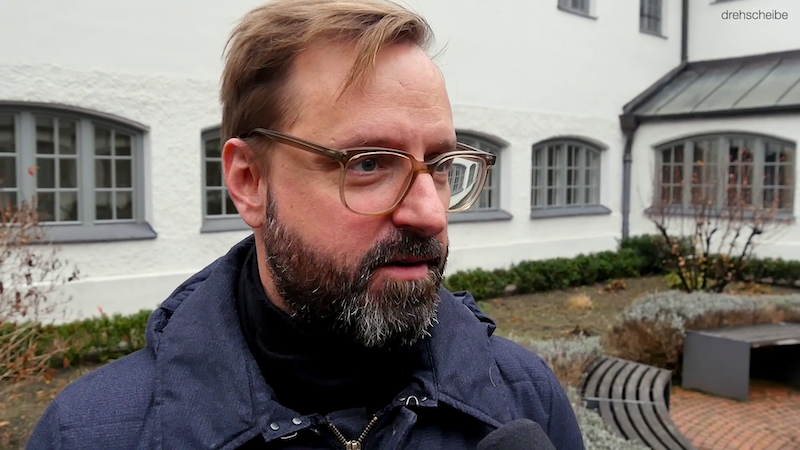 drehscheibe's tweet photo. „KI wird für uns schreiben“: Johannes Sommer von Retresco sprach auf der  Redaktionskonferenz zum Thema KI und Lokaljournalismus  über den aktuellen Stand der Automatisierung redaktioneller Produktionen  und Prozesse. https://t.co/2G4NDOVXYz https://t.co/abM02CXqeA