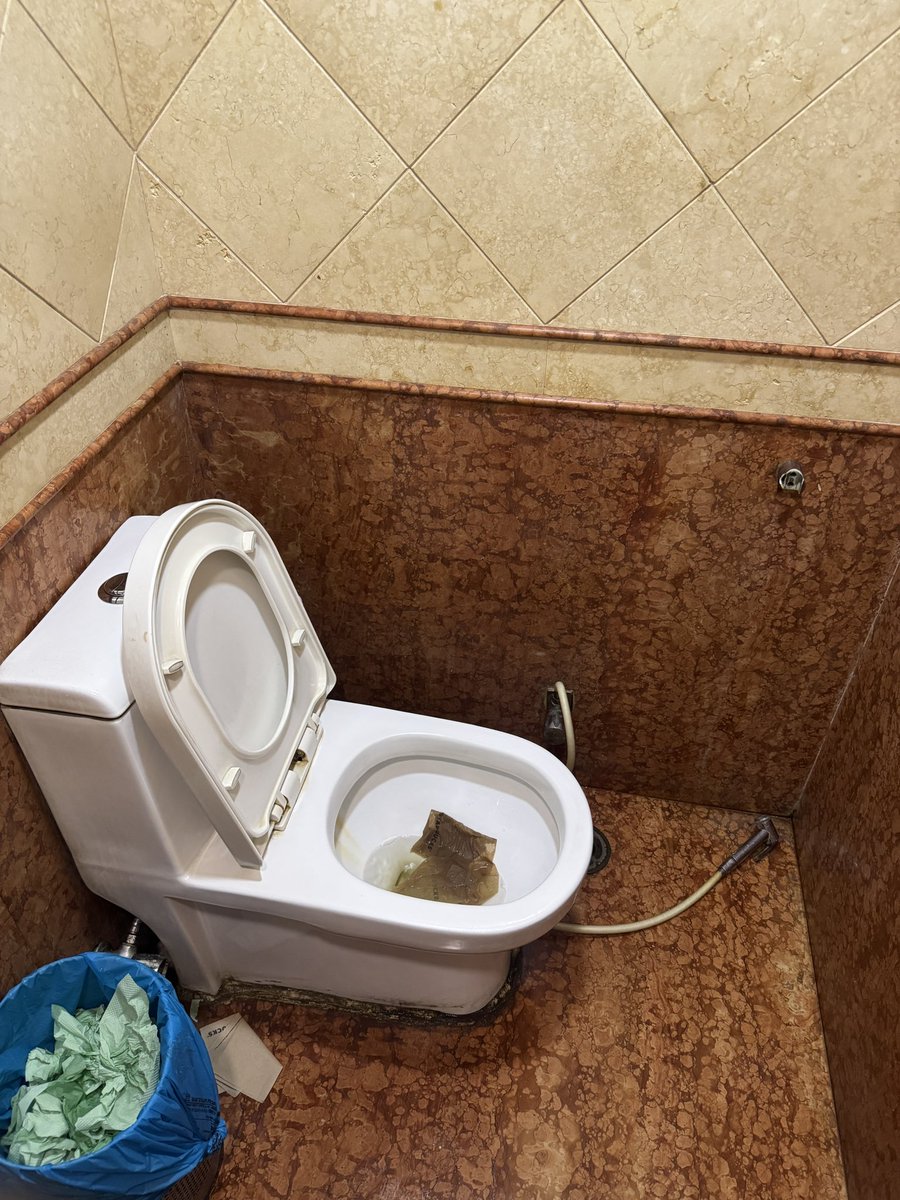 monuchadha's tweet photo. Worst condition of Toilet @Starbucks @StarbucksIndia Defence Colony New Delhi… Broken fittings, No Toilet Roll, stinking, no proper sanitation/cleaning. Is this world class coffee store !!!
#cleaningService #Starbucks https://t.co/dnz80NuQmz