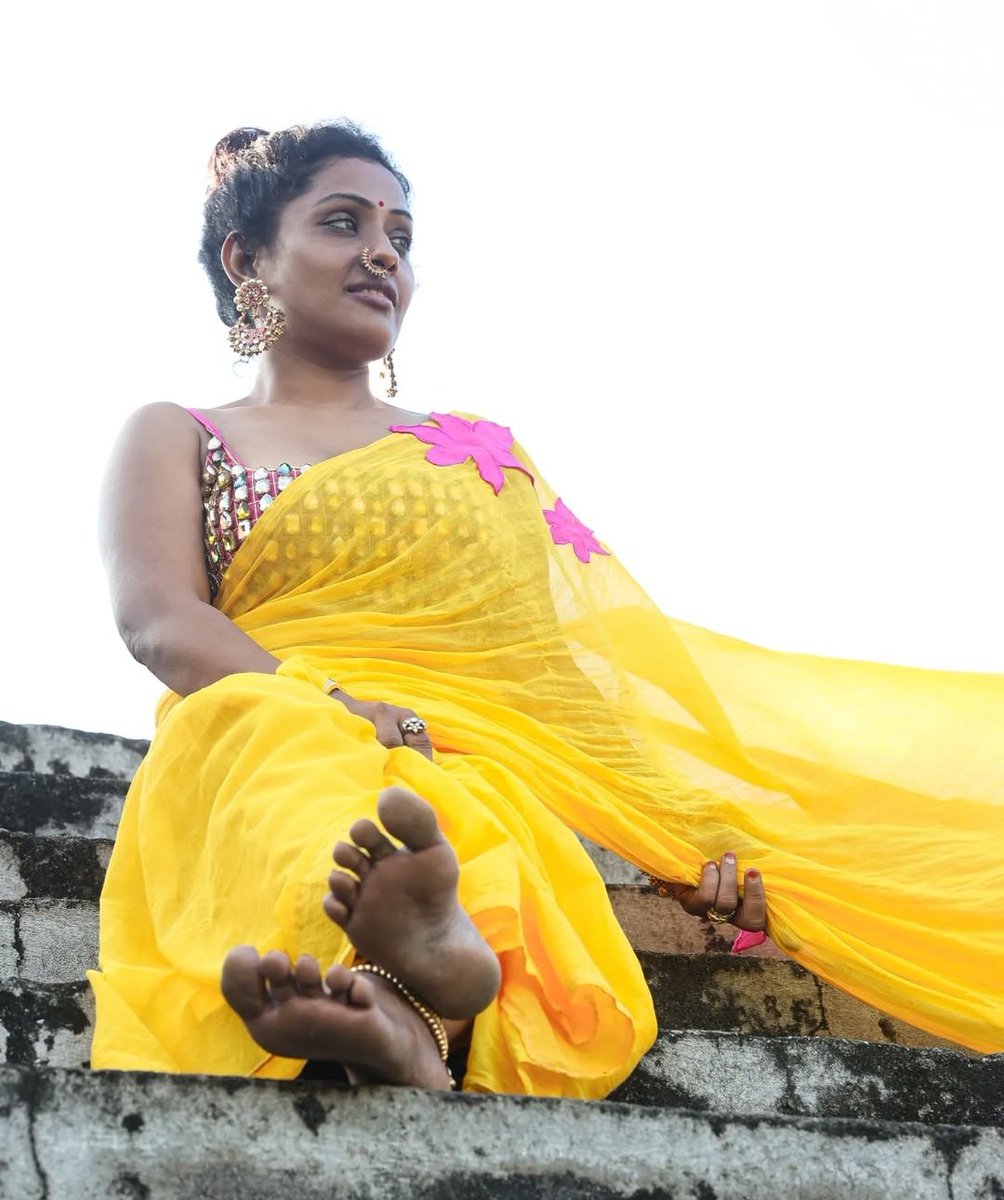 M.I.L :- Ipo tha foreign la irunthu vara.. En ponna paka pogama mutti potu nikura

Me :- Mam Unga kaala nakitu polam nu vanthen..Anga irukum bothu kanavula naki naki ipo real a nakanum nu asai mam

M.I.L :- Ada naaye kanavula naidunia 😂 Sekiram nakitu po anga en ponnu wait panra