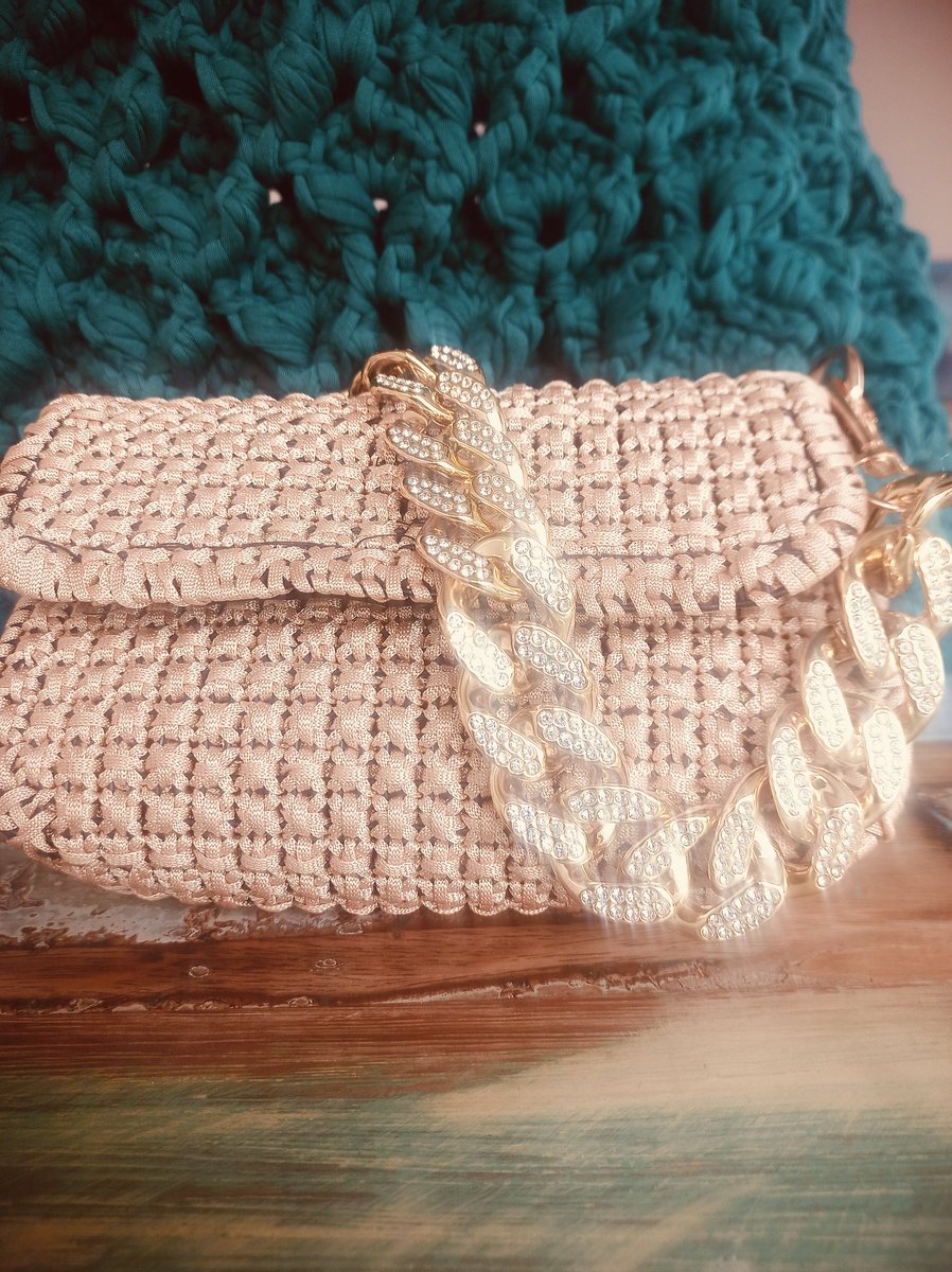 LittleCatYarn's tweet image. Luxurious or sporty? that is the question, but this clutch bag also goes well with a pair of cargo pants ... don't you think! littlekittenyarn.it
#handmadebag #lifestyle #trendybag #crochet