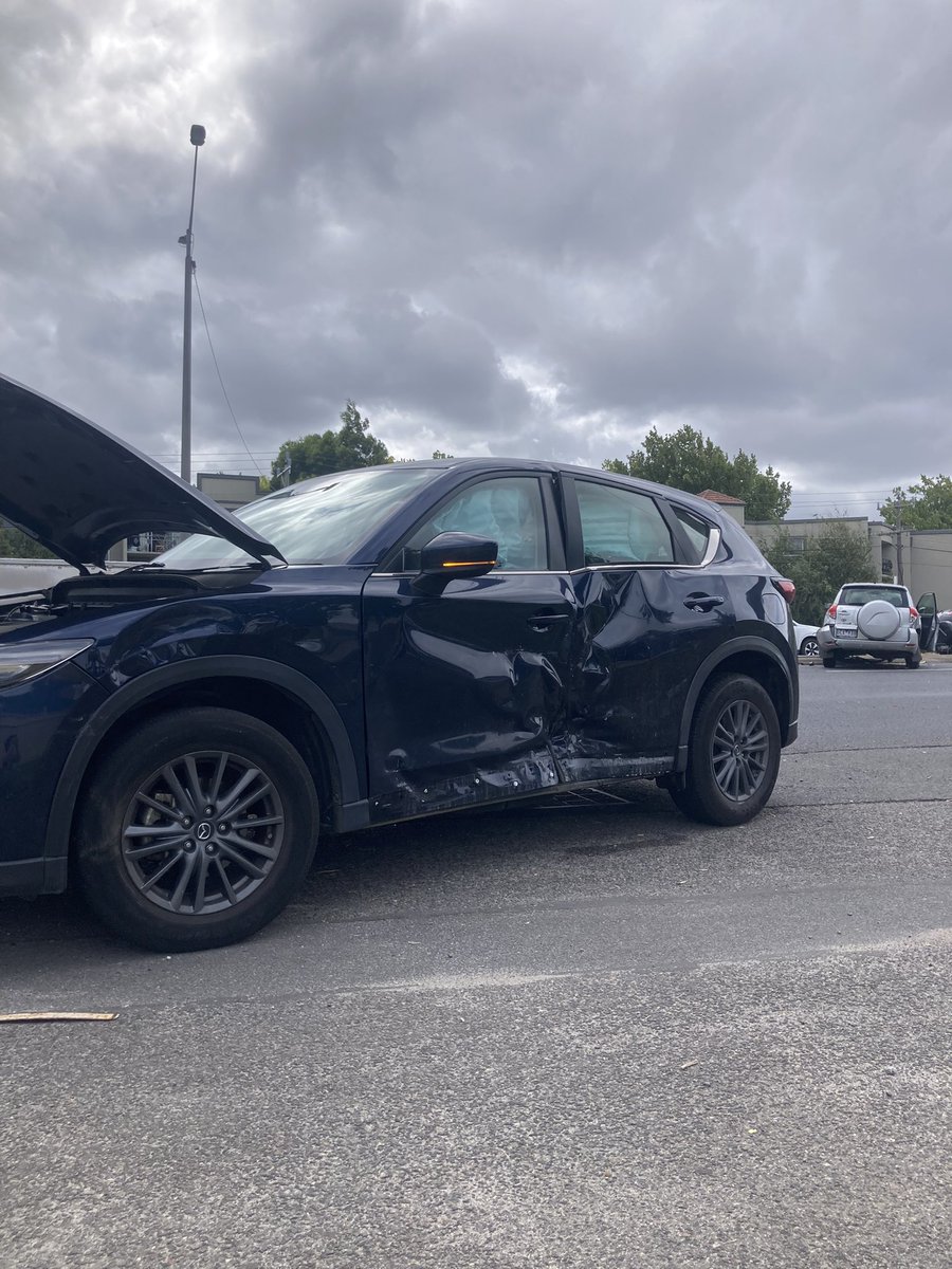 nobomaru_'s tweet photo. 事故にあった。
赤信号なのに、画像後ろの車が猛スピードで横から突っ込んできた
隣のレーンを走ってた別の一台目にぶつかって、その後俺が運転する車に。

頭痛、嘔吐、めまい、鞭打ち

下手したら死んでたと思う https://t.co/zdT27vGrY1