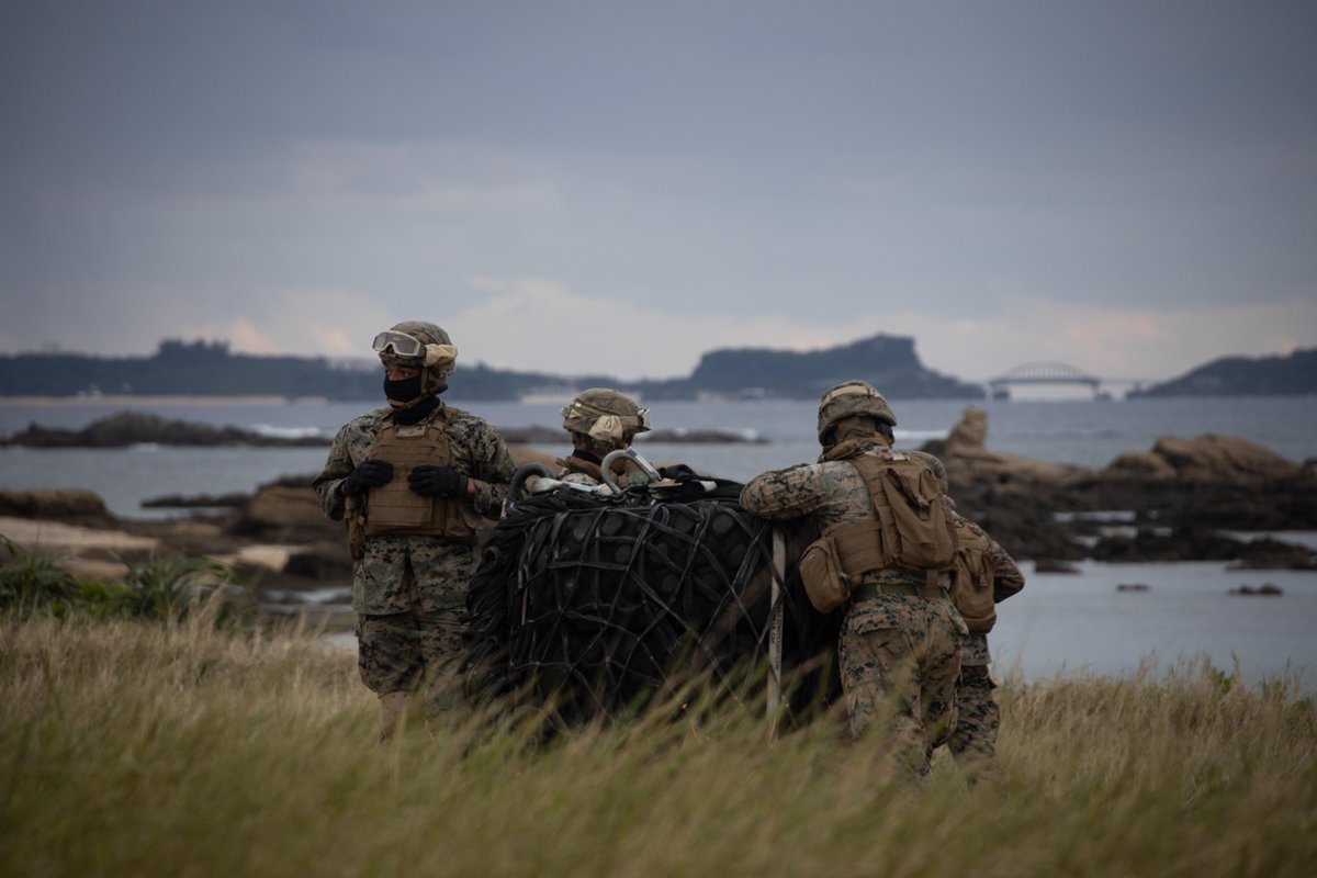 IIIMEF's tweet photo. #Marines with @3rdmlg conduct Helicopter Support Team training in order to enhance landing support specialists and pilots ability to transfer heavy equipment and supplies utilizing a #CH53E Super Stallion.
#SIF #USMC #ReadyandCapable #Helicopter #Okinawa #FreeAndOpenIndoPacific https://t.co/3dhHUux2z2