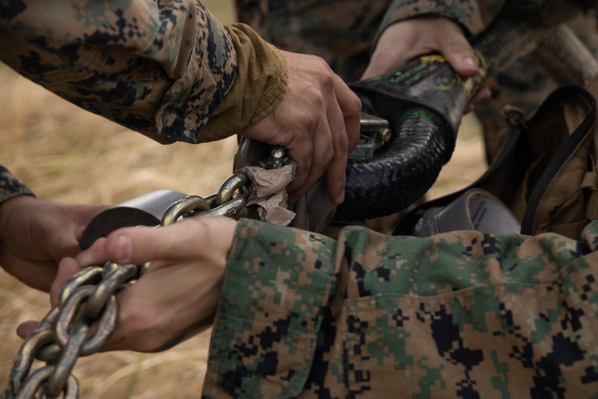 IIIMEF's tweet photo. #Marines with @3rdmlg conduct Helicopter Support Team training in order to enhance landing support specialists and pilots ability to transfer heavy equipment and supplies utilizing a #CH53E Super Stallion.
#SIF #USMC #ReadyandCapable #Helicopter #Okinawa #FreeAndOpenIndoPacific https://t.co/3dhHUux2z2