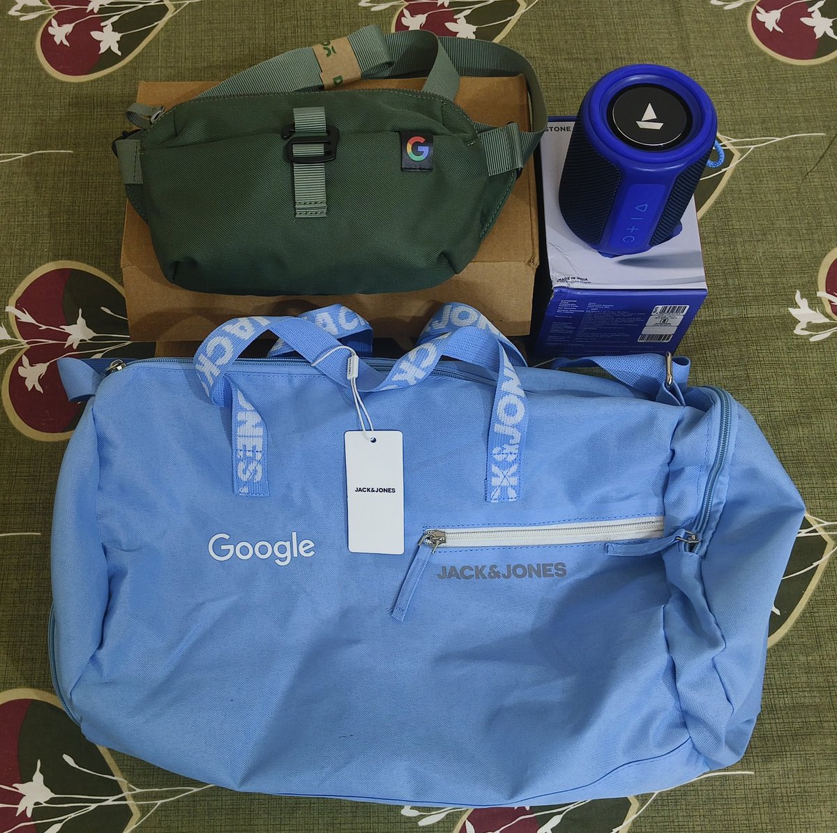 vaxchasva's tweet photo. Joined Google as a SWE Intern. Incredible place, iconic food, amazing people and cool swags. Couldn't ask for more.
@Google @googlestudents #googleInterns https://t.co/zJhXxs0PUs
