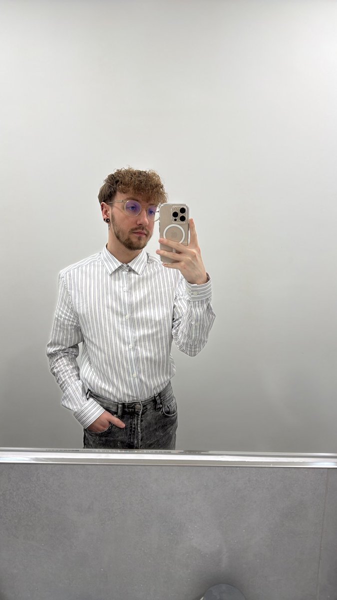 iDennis1x's tweet photo. Heute ausnahmsweise bisschen cute gefühlt in meinem Termin Outfit. 👉🏻👈🏻
Wird wohl wieder ein langer Tag. 🥲
#businessdays https://t.co/yfHoAn8StK