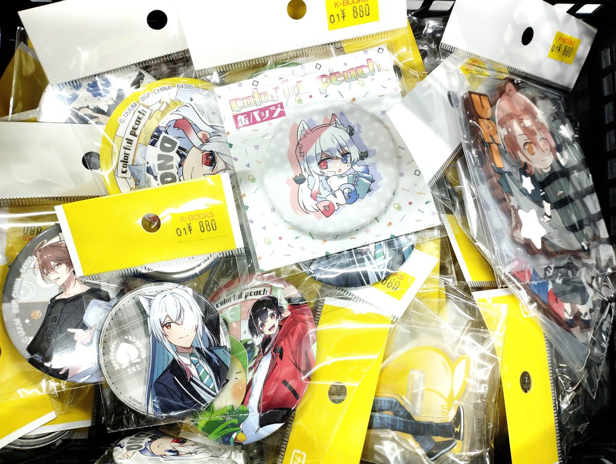 入荷情報】 カラフルピーチ 缶バッジ リングライト アクキー