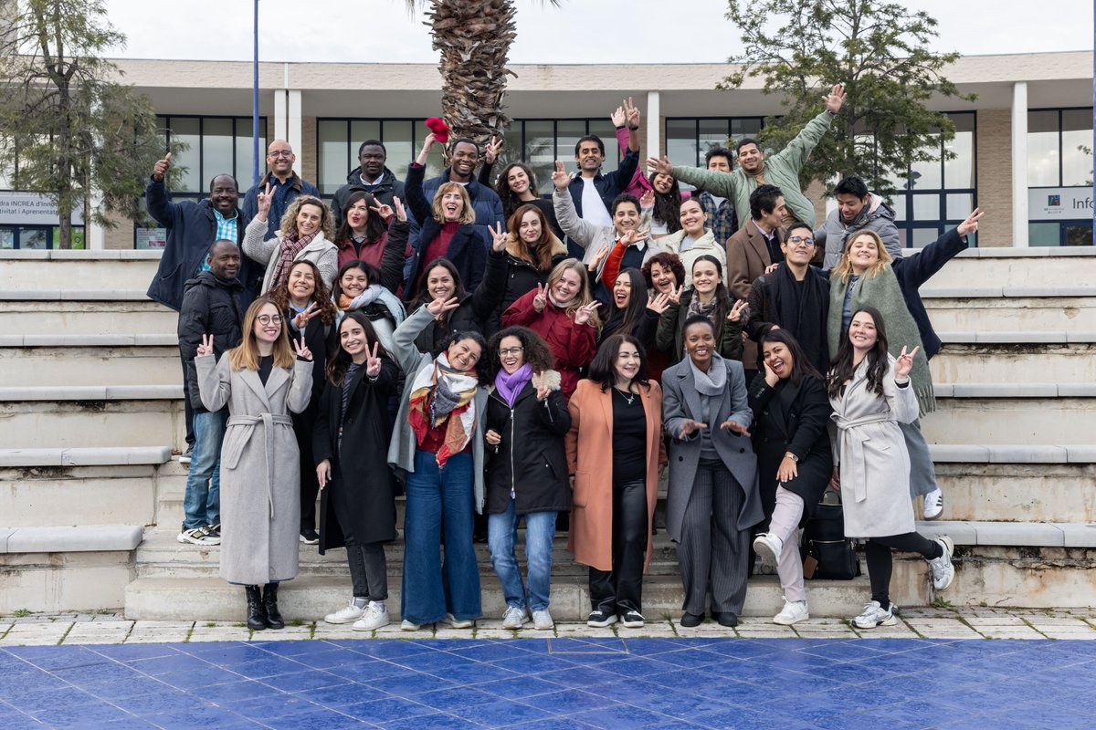 --😇✌--Fotos del grupo del Máster Paz de este curso académico 2024-25.
¡Muchas gracias por este curso academico tan maravilloso!--😇✌--

--😇✌--Photos of the Master's group in Peace for this academic year 2024-25.
Thank you very much for such a wonderful academic year!--😇✌--