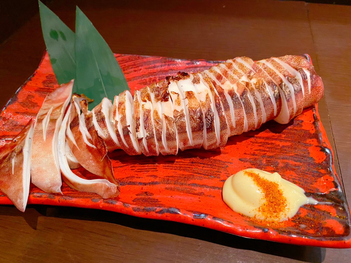 robataya55's tweet photo. 水曜日営業中です🦑🦑

いかの丸焼き！
只今でっっっかいイカをご提供中！

炭火でふわっと焼き上げた
最高の食感をお楽しみください🦑✨✨

本日もよろしくお願いします！ https://t.co/ZEOivd7kYx