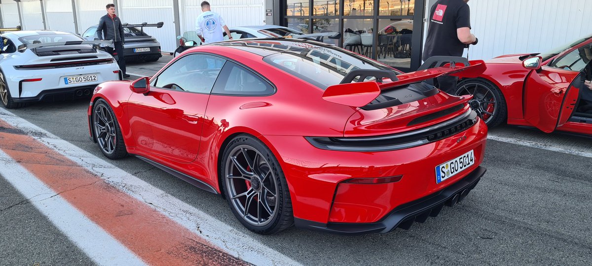 MttRbnsn's tweet photo. Started on track at the #Circuit #Ricardo #Tormo in a non-#Weissach, winged #GT3.

Also, last year was the 25th anniversary of this iconic @porsche, so they've brought every version from the 996.1 original onwards to the venue. 🤩 https://t.co/kcjAQpLHGi