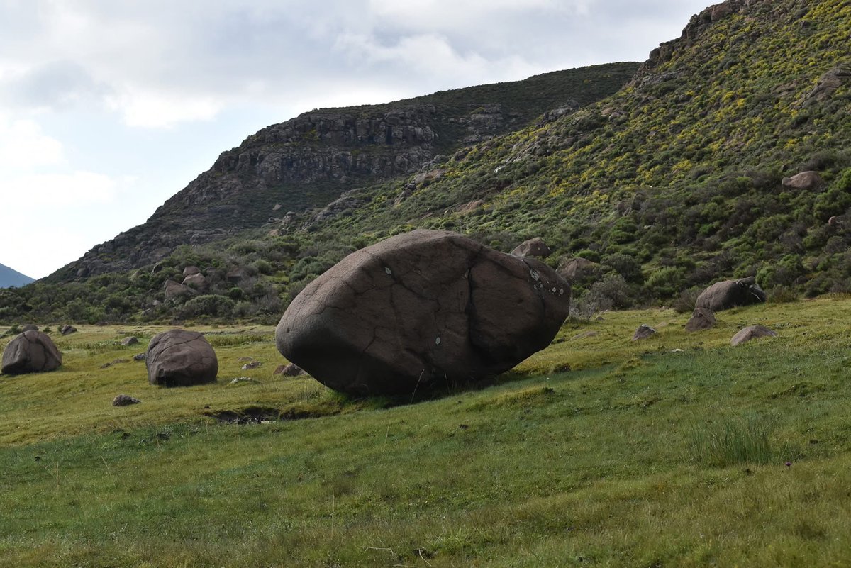 visitlesotho's tweet photo. Visit Lesotho & see nature's art in every stone; lions carved by time, majestic peaks with stories to tell, scattered rocks as though by a celestial hand, & solitary sentinels, standing tall on a single, slender base, yet unwavering in strength🇱🇸❤️
#VisitLesotho #ExploreLesotho https://t.co/tMD9gTZpAx