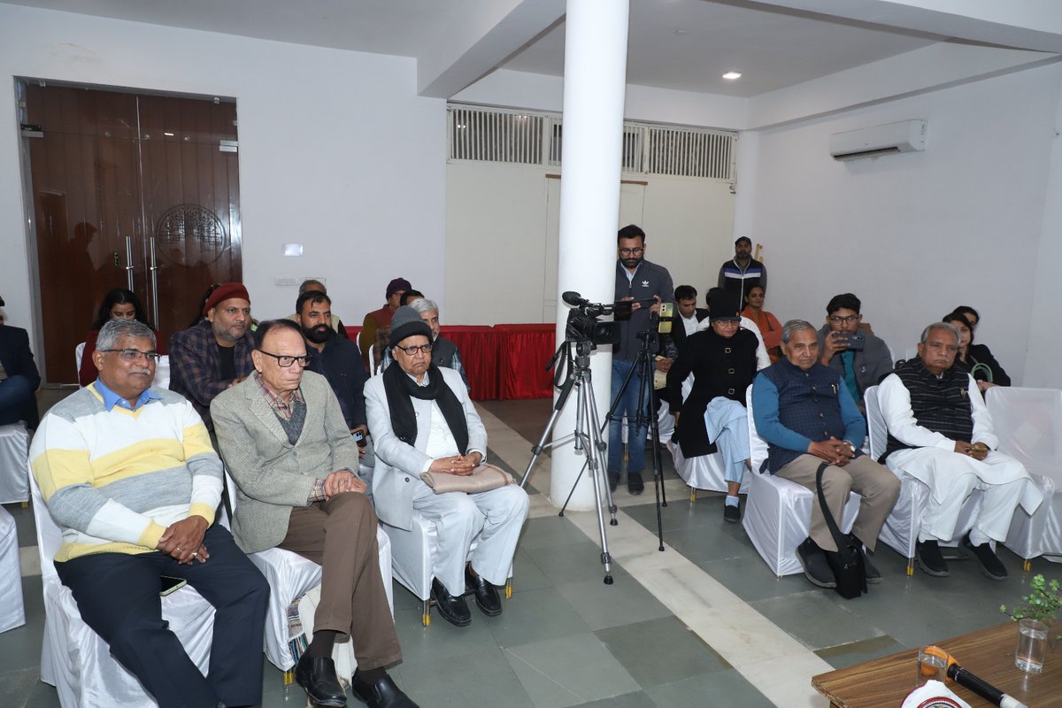 जवाहर कला केंद्र की सुजस आर्ट गैलरी में ग्रासरूट मीडिया फाउंडेशन के सहयोग से आयोजित "सम्मुख" कार्यक्रम में संतोषी देवी और मोनिका गौड़ ने अपनी कविताओं से स्त्री संघर्ष और स्वाभिमान को स्वर दिया। प्रदक्षिणा पारीक ने कार्यक्रम का संचालन किया और अंकित तिवारी ने आभार व्यक्त किया।