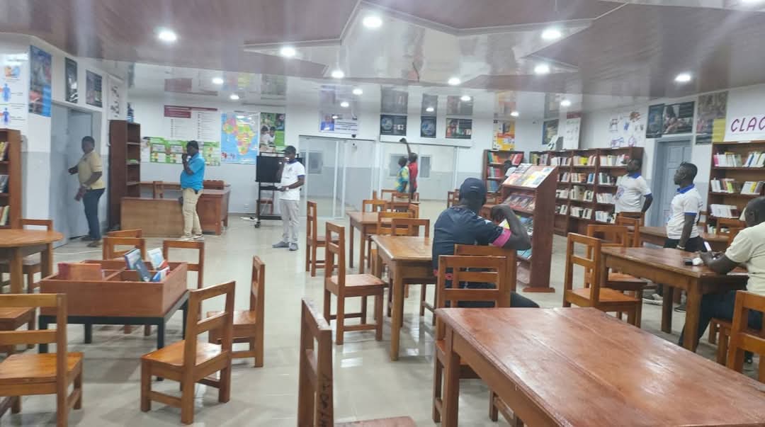 GioAT225's tweet photo. Tiassalé : Plus de 300 millions investis dans l'éducation des enfants.

Bibliothèque municipale, écoles construites, subvention en matériels didactiques, équipement de toutes les écoles en ordinateurs, prise en charge de 400 enfants en situation de précarité. https://t.co/x7j0KQtwBZ