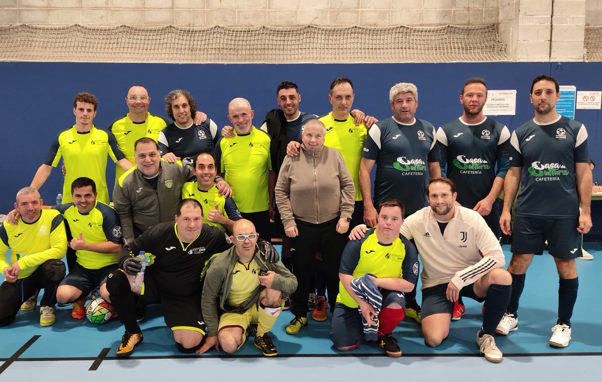 O noso equipo ASPAS-ASTICO disputou o pasado mércores unha nova xornada de liga contra o equipo XUVENTUDE MILLADOIRO. O resultado, un feixe de goles e de disfrute do deporte en comunidade na liga de veteranos da Agrupación de Fútbol Sala de Santiago.⚽️
#futbol #veteranos #liga