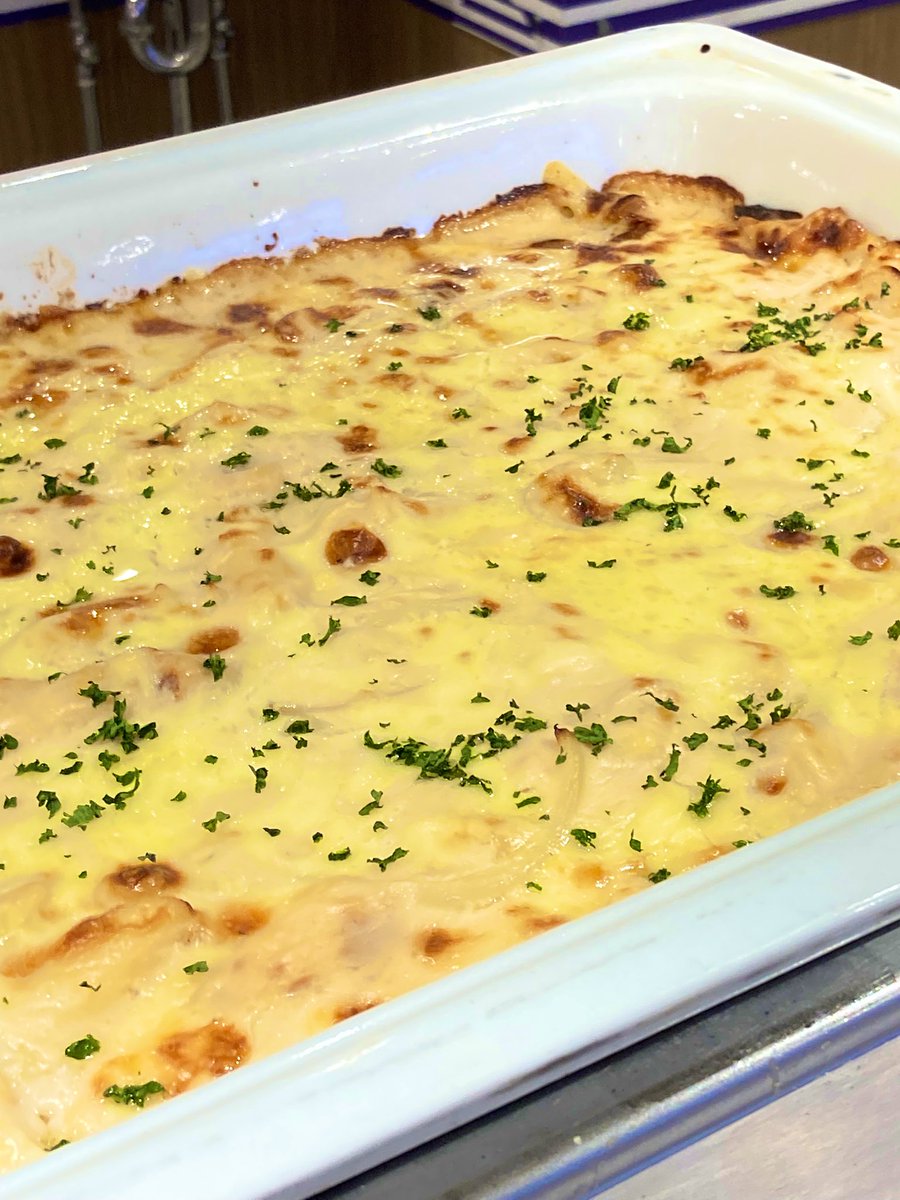 船内の夕食バイキングは2300円。
自由席なので、早めにいけばオーシャンビューの席で食べられます。

朝食バイキングとのセットで買っとくとトータル500円ぐらい安くなります。商売上手め。

ソフトクリームも搾り放題でありがたい。そして味付けもベスト。好き。 