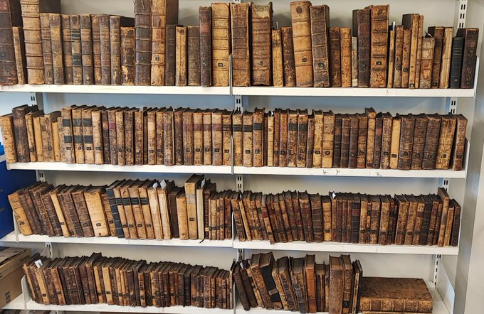 hull_libraries's tweet image. Good morning,
In honour of #LibraryShelfieDay a before and after of our Quaker Collection from last year. Let's see your shelfies!