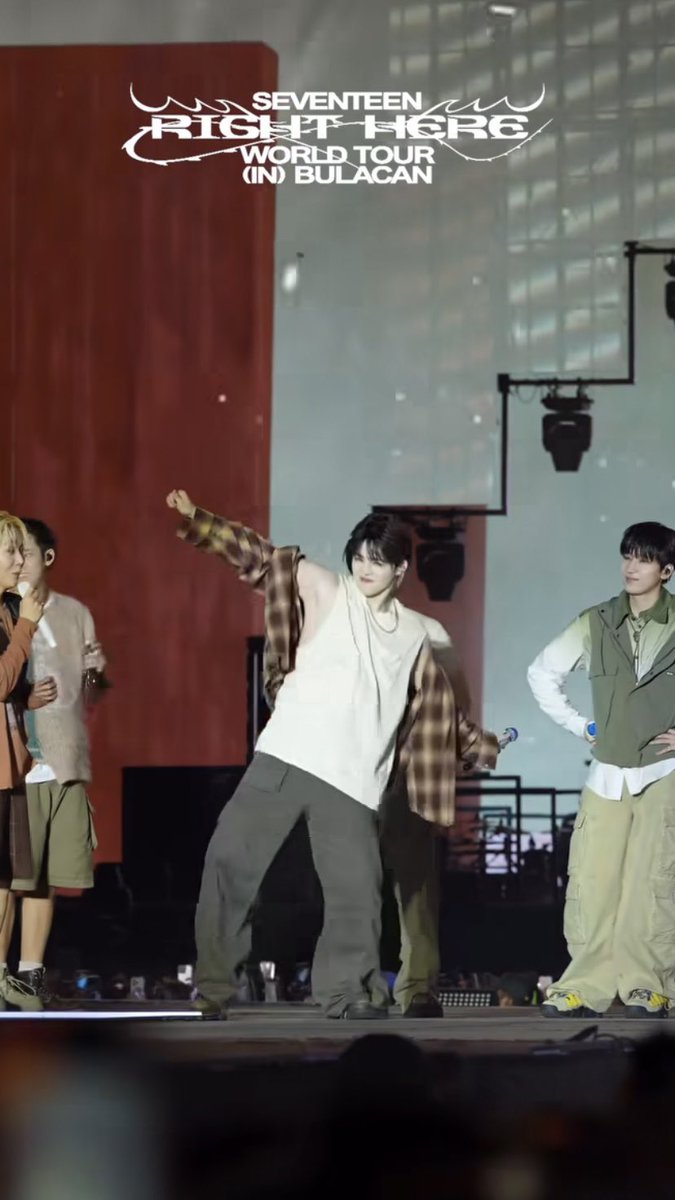 svtnserenade's tweet photo. ang swerte talaga ng filo carats and couprangs, nakita ba naman na gumiling si seungcheol, at ang braso ni seungcheol 🫠 https://t.co/iAFsvirZ7W