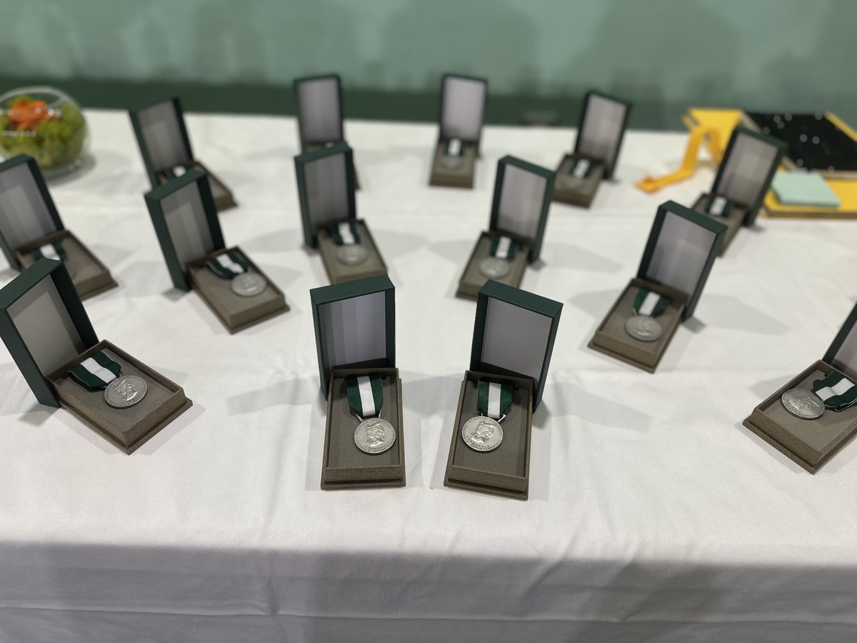 EPSBD91's tweet photo. 🎉 Cérémonie des vœux 2025 à l’EPS BD

Un moment chaleureux pour célébrer l'année passée et débuté 2025 sous le signe de l'innovation et du bien-être de nos patients.

🏅 Remise des médailles du travail
📸 Animation photo avec @LOLProject
🎶 Musique

Merci à tous !🙌 https://t.co/VAVyfR8KMx