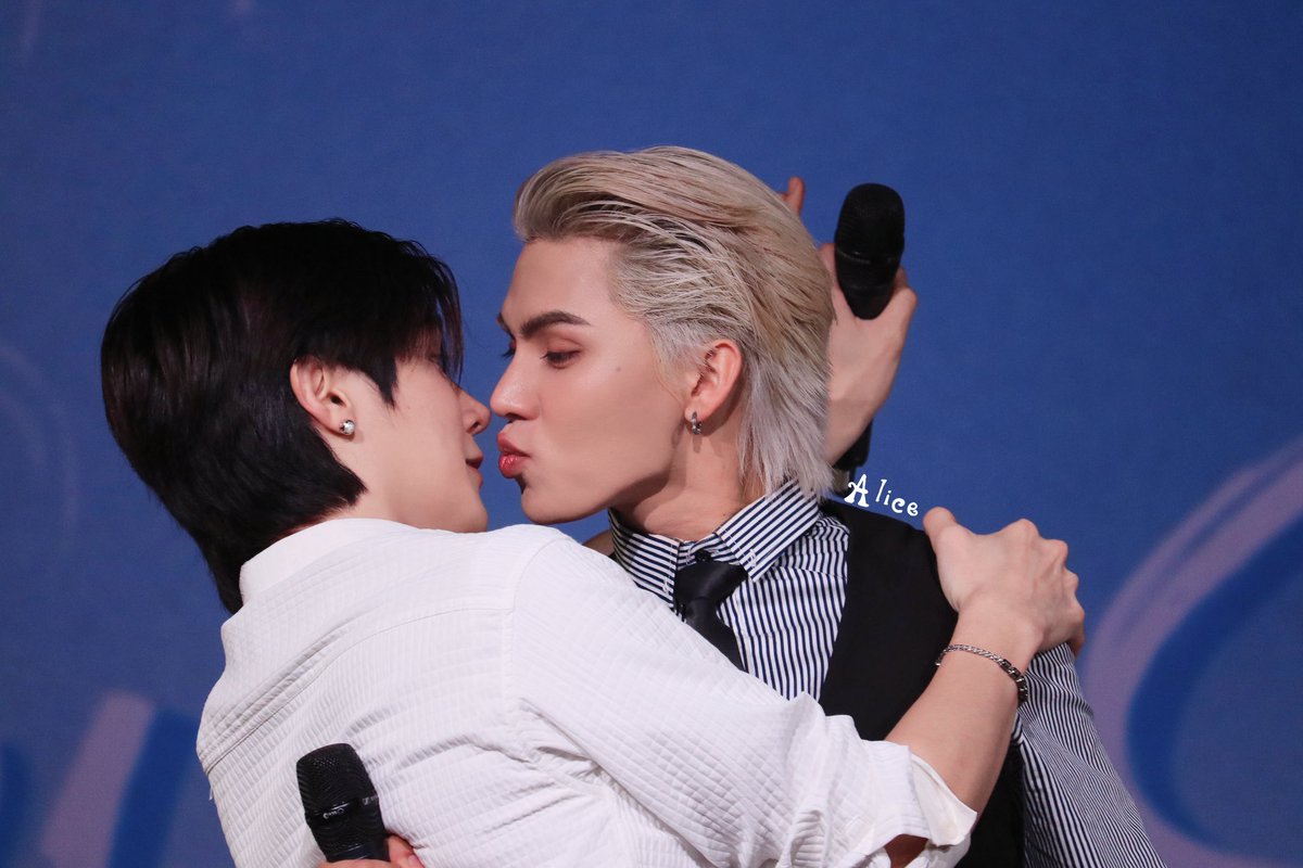 Sorry, but Fortttttttttt!
It’s on the stage. Please hold back a little…
😵‍💫😵‍💫😵‍💫

#FortFTS #Peatwasu 
#ComeFortZon #CaptainPeat #BabyFeat