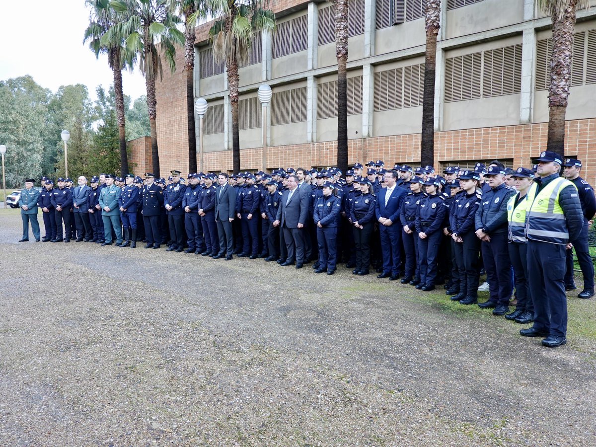 aytodebadajoz's tweet photo. 👮 Comienza hoy el XXXIII Curso Selectivo para agentes de la Policía Local de Extremadura, en el que 17 mujeres y 83 hombres se formarán en las instalaciones de la #ASPEX.

El primer teniente de alcalde, Carlos Urueña, ha intervenido en el acto de apertura. https://t.co/3RPYowFjtP
