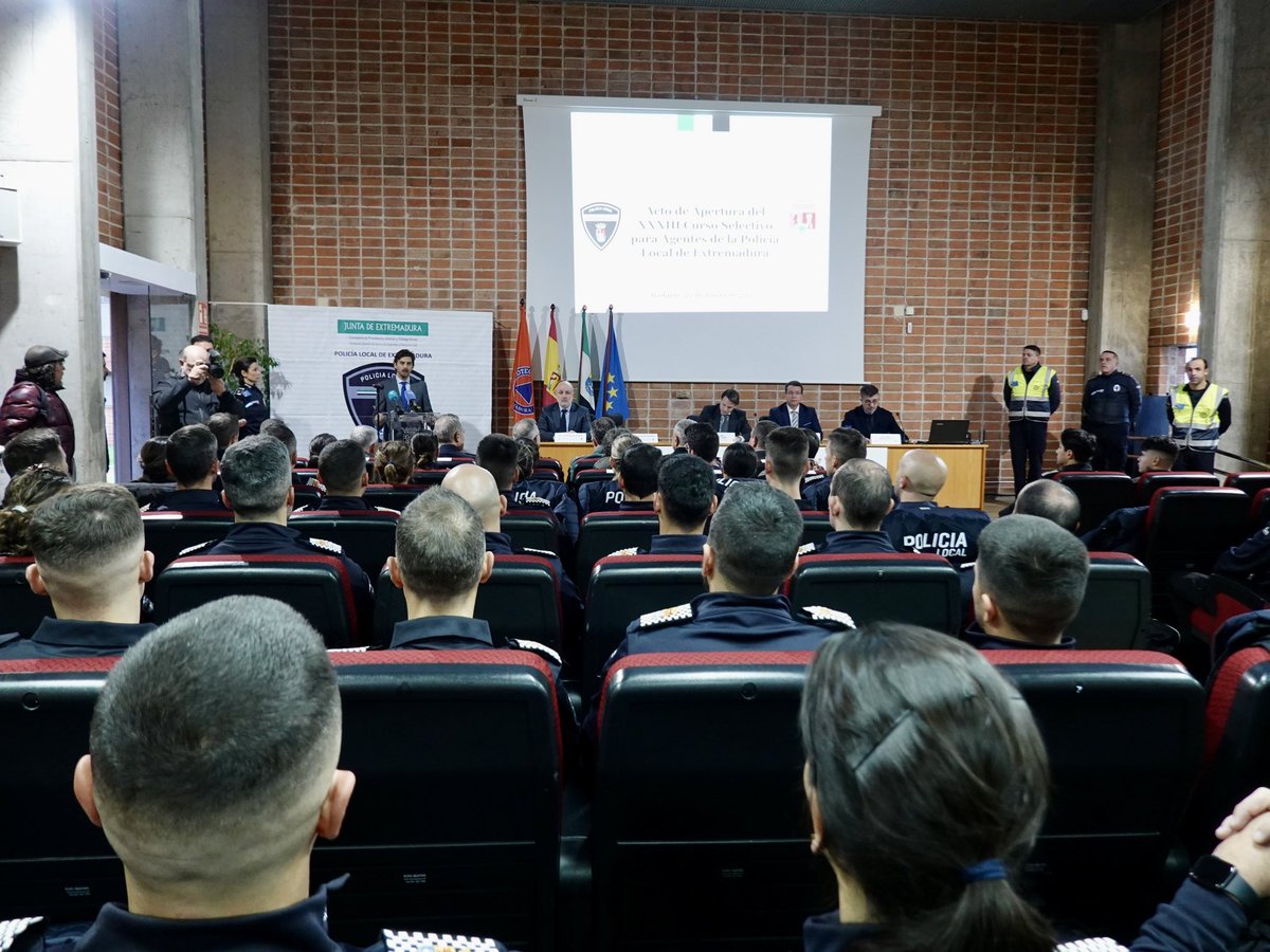 aytodebadajoz's tweet photo. 👮 Comienza hoy el XXXIII Curso Selectivo para agentes de la Policía Local de Extremadura, en el que 17 mujeres y 83 hombres se formarán en las instalaciones de la #ASPEX.

El primer teniente de alcalde, Carlos Urueña, ha intervenido en el acto de apertura. https://t.co/3RPYowFjtP