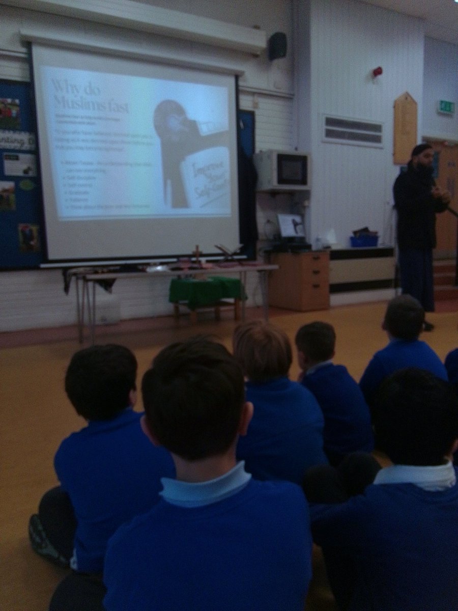KS2 are enjoying learning all about Ramadan this morning, thanks to Mizan Choudhury from Hull Jame Masjid ☪️🕋🕌