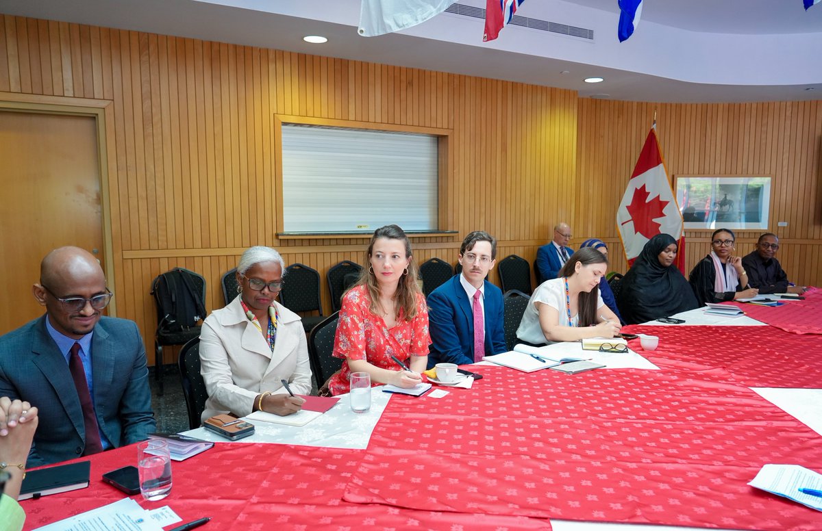 1/3 H.E. Amb. <a href="/KhadijaMakhzumi/">Khadija Mohamed Al-Makhzoumi</a>, Minister of Family &amp; Human Rights Development, co-chaired a high-level meeting with Canadian Ambassador  Christopher Thornley and international donors. Discussions focused on strengthening collaboration &amp; advancing the Ministry’s priorities.