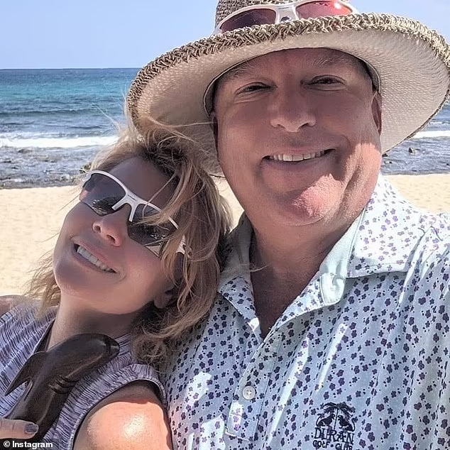 Imagine saying "I do" in the Metaverse—across two digital worlds.

This couple had guests worldwide. They didn't need passports to attend.

This is the world’s first Metaverse wedding.

Here's how they pulled this off:🧵