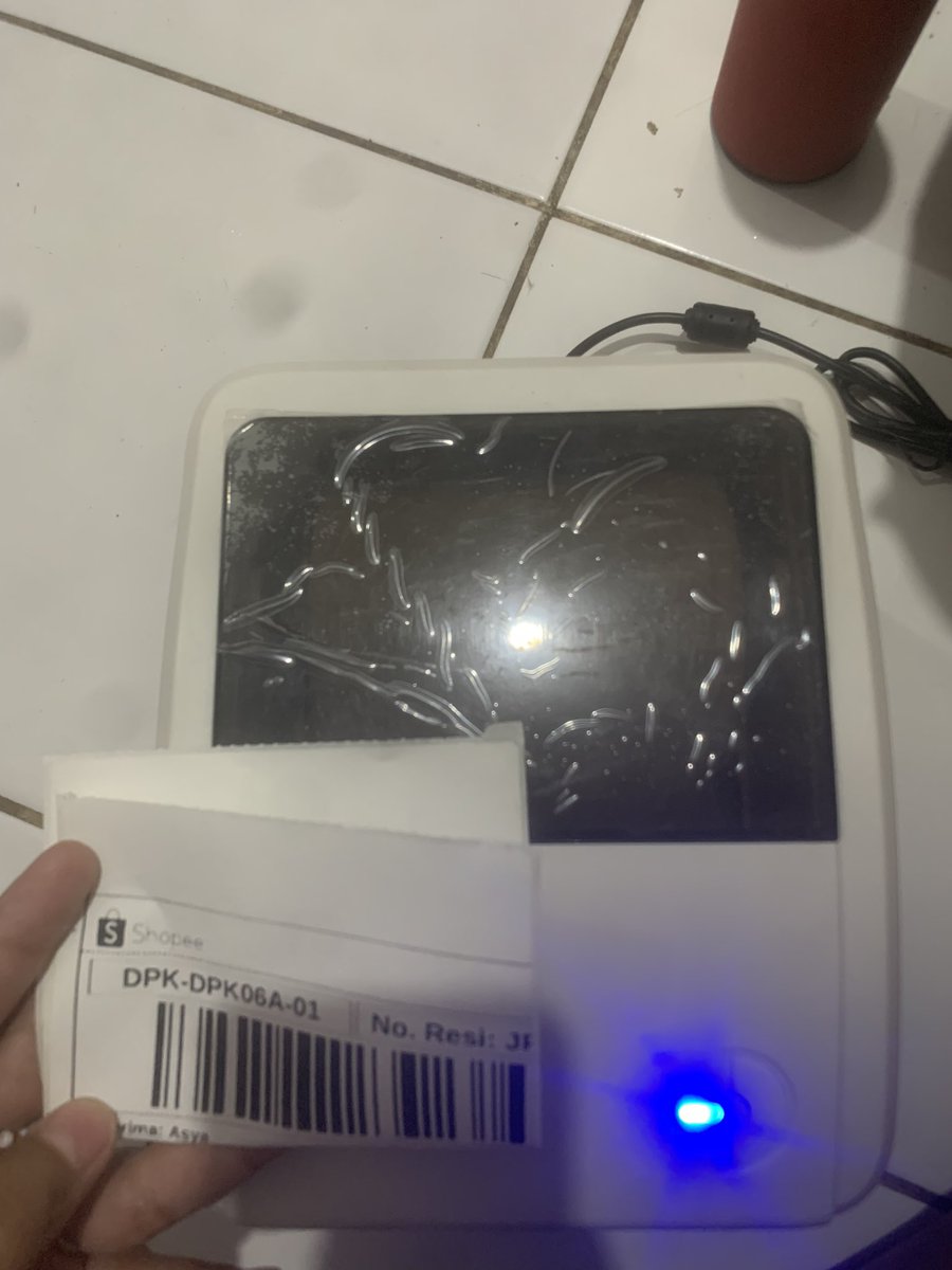 thecoldshoudler's tweet photo. wts Xprinter resi barcode no minus masih ada box,charger free kertas nya jugaaa. bisa co lewat shopee 900k nego ampe jadii🫰🏻 #wts #Wts #Xprinter https://t.co/Z6Hy5jNxlT