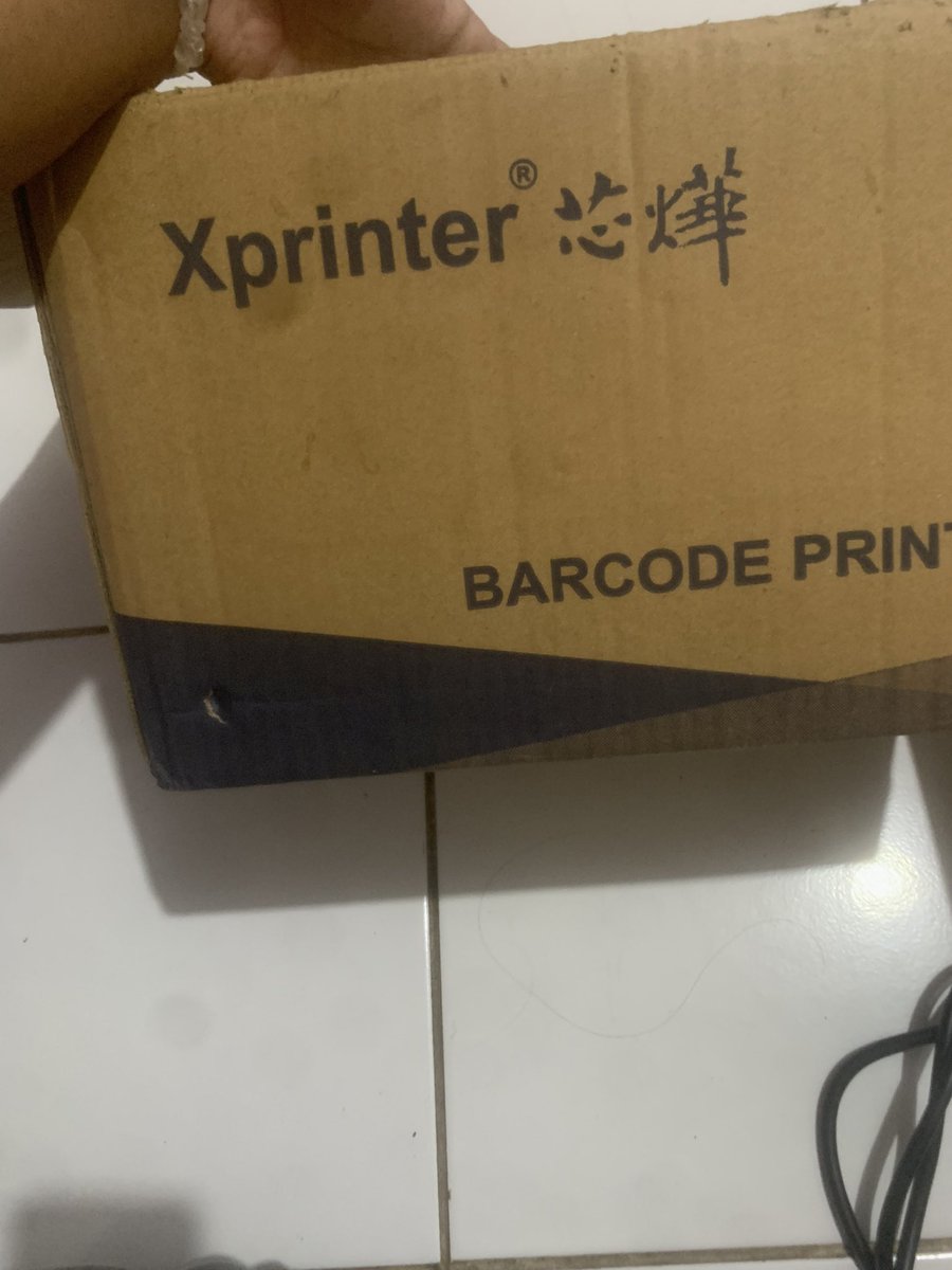 thecoldshoudler's tweet photo. wts Xprinter resi barcode no minus masih ada box,charger free kertas nya jugaaa. bisa co lewat shopee 900k nego ampe jadii🫰🏻 #wts #Wts #Xprinter https://t.co/Z6Hy5jNxlT