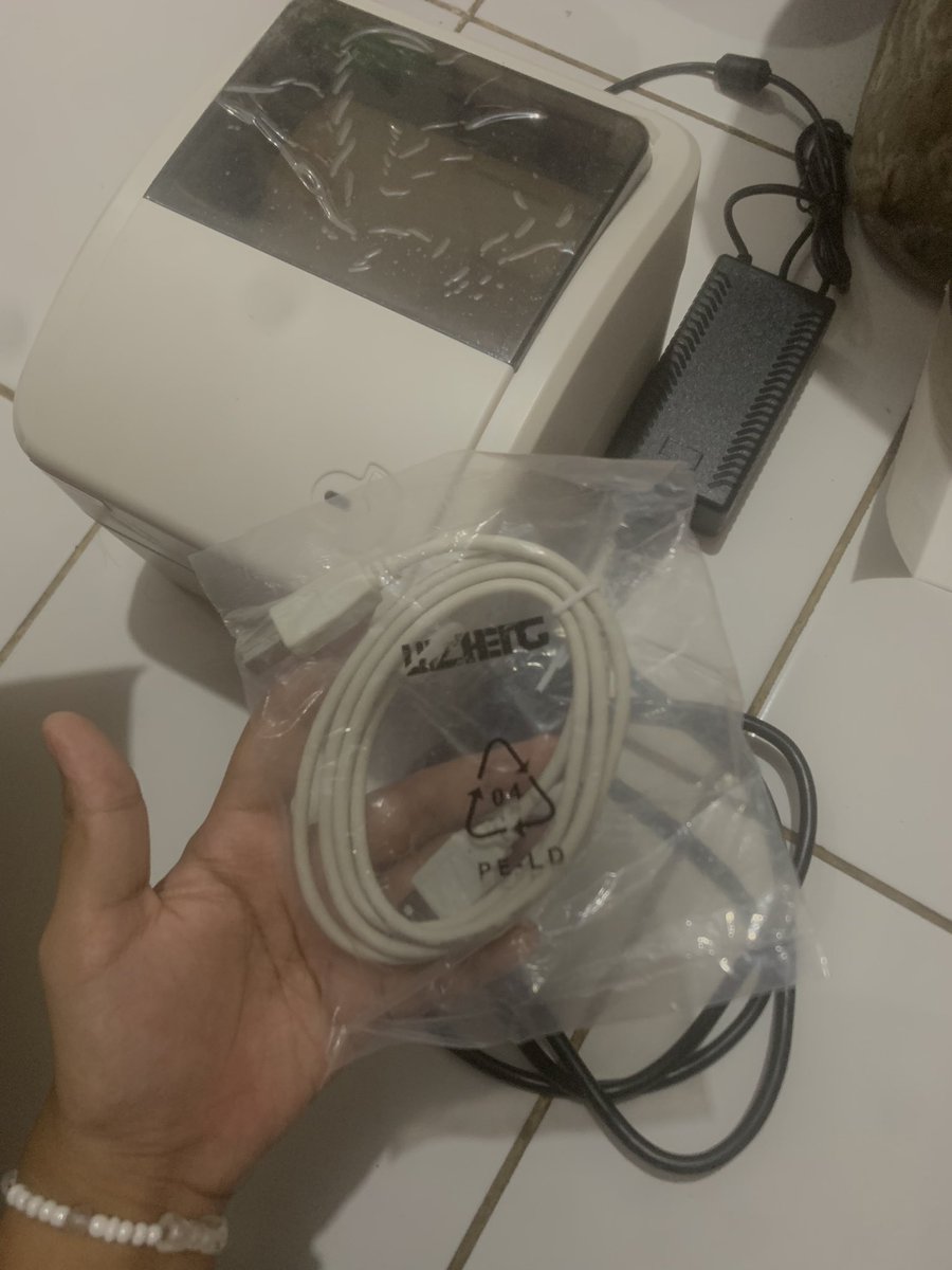thecoldshoudler's tweet photo. wts Xprinter resi barcode no minus masih ada box,charger free kertas nya jugaaa. bisa co lewat shopee 900k nego ampe jadii🫰🏻 #wts #Wts #Xprinter https://t.co/Z6Hy5jNxlT