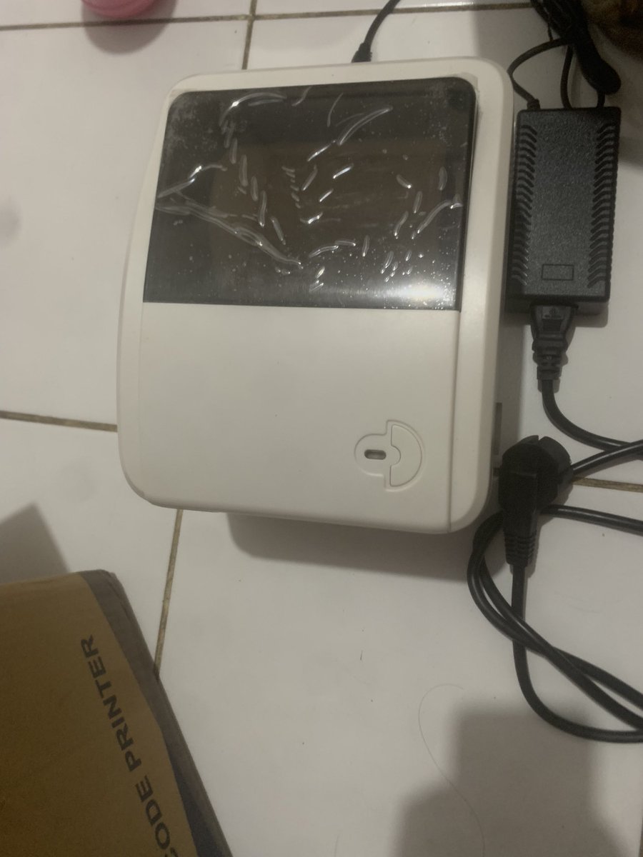 thecoldshoudler's tweet photo. wts Xprinter resi barcode no minus masih ada box,charger free kertas nya jugaaa. bisa co lewat shopee 900k nego ampe jadii🫰🏻 #wts #Wts #Xprinter https://t.co/Z6Hy5jNxlT
