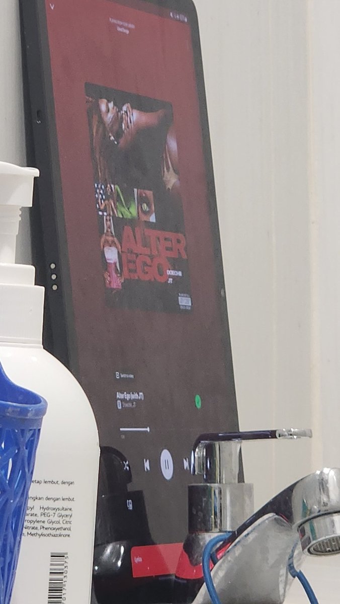 krryaah's tweet image. pengen ketoilet tapi mau denger lagu, be like: